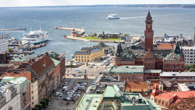 En bild av Helsingborg City mot Helsingör. I havet skymtar Helsingborg-Helsingör färjorna.