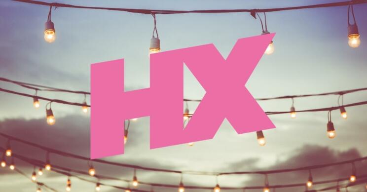 ljuslyktor mot himlen och rosa stora bokstäver H X