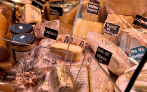 Olika sorters ost och chark ligger i en kyldisk.