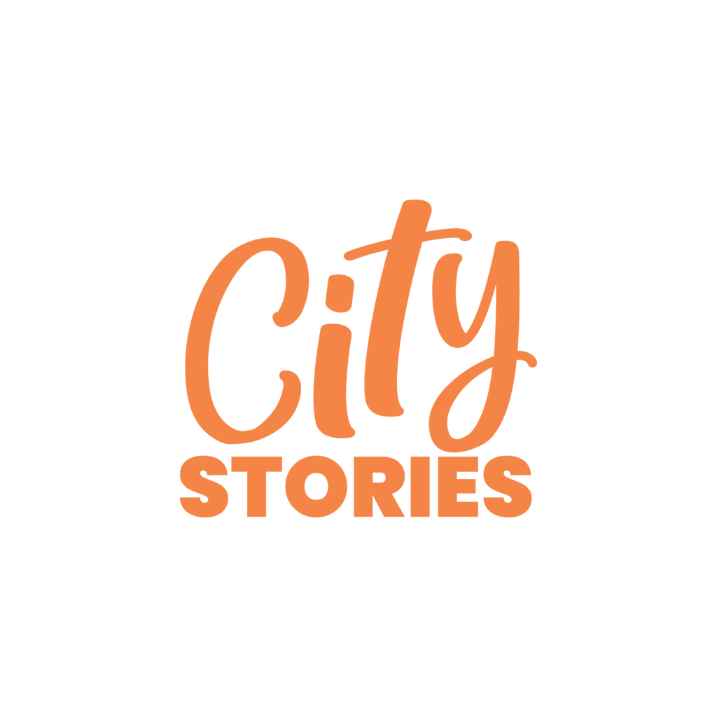 En orange logga. Det står City Stories på loggan. City är kursivt och under står det Stories med versaler.