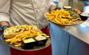 Två tallrikar med kebab och fajitas.