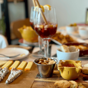 Ett restaurangbord fyllt av tapasrätter och glas med sangria.