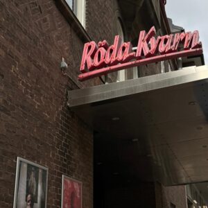 EN skylt som lyser med röd neon där det står Röda Kvarn