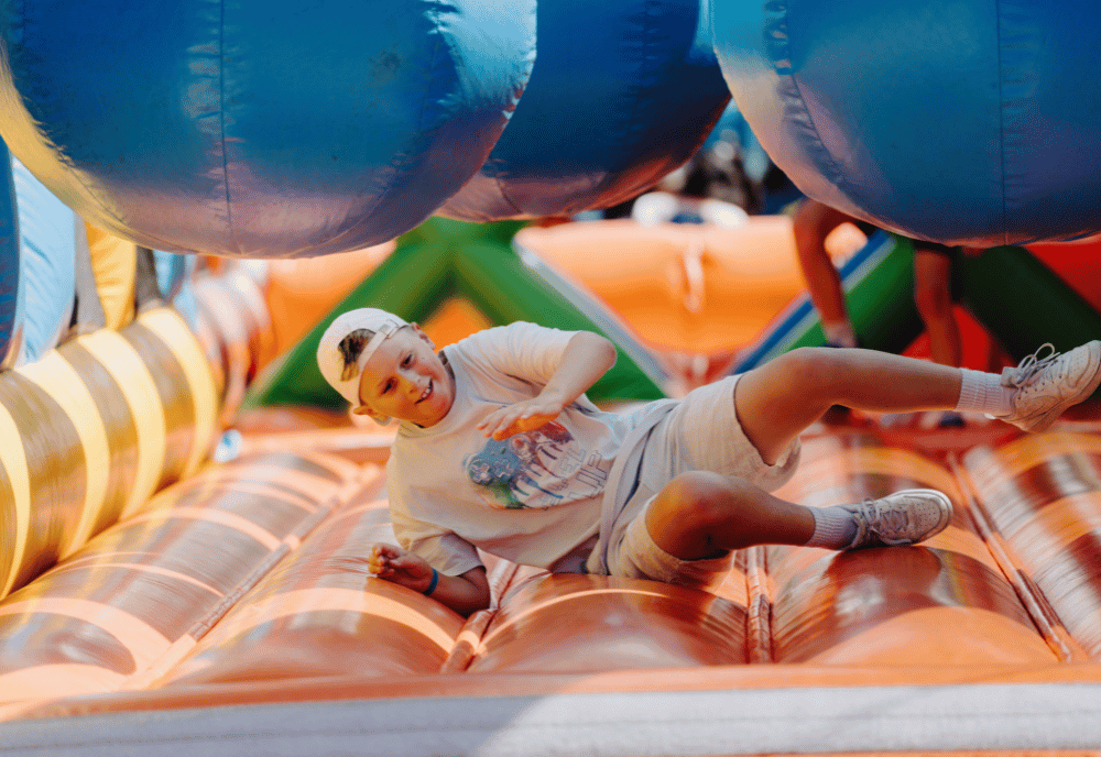 En pojke är på väg ut ur en hoppborg.