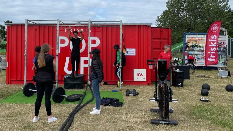 En pop up container som är byggt som ett gym utomhus.