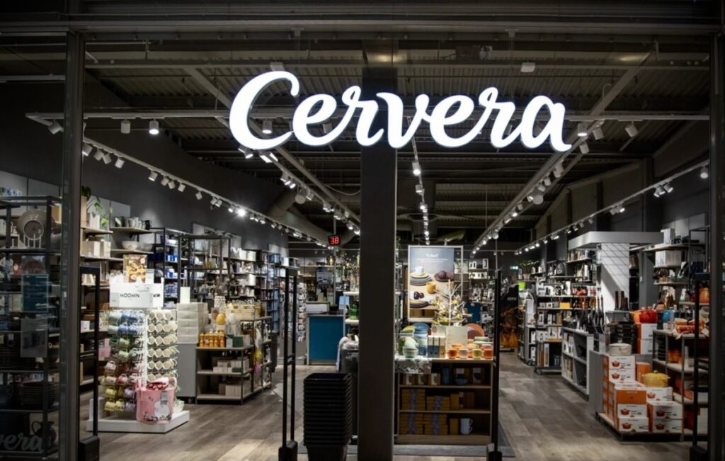 En butik med en skylt där det står cervera med vita bokstäver ovanför entrén.