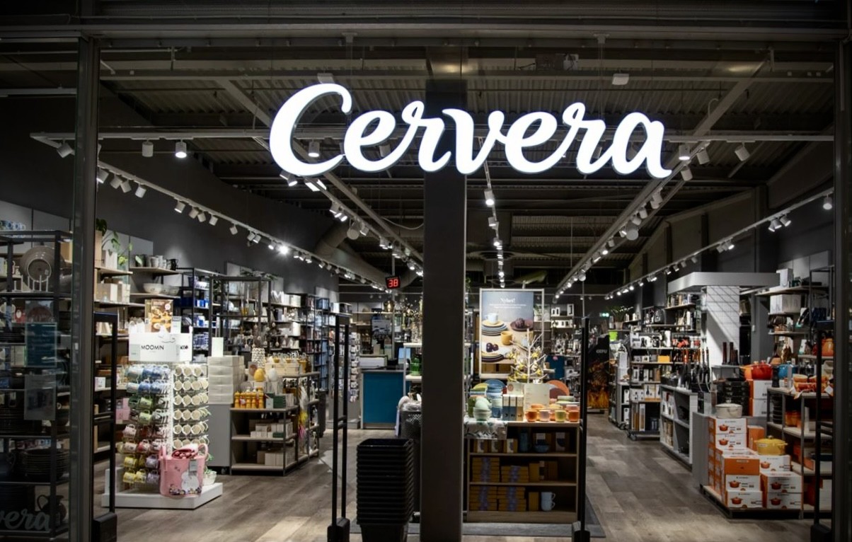 En butik med en skylt där det står cervera med vita bokstäver ovanför entrén.
