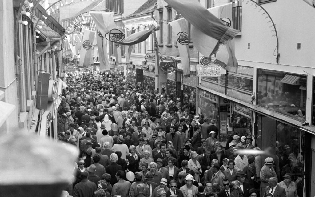 En svartvit bild från Kullagatans invigning 1961.