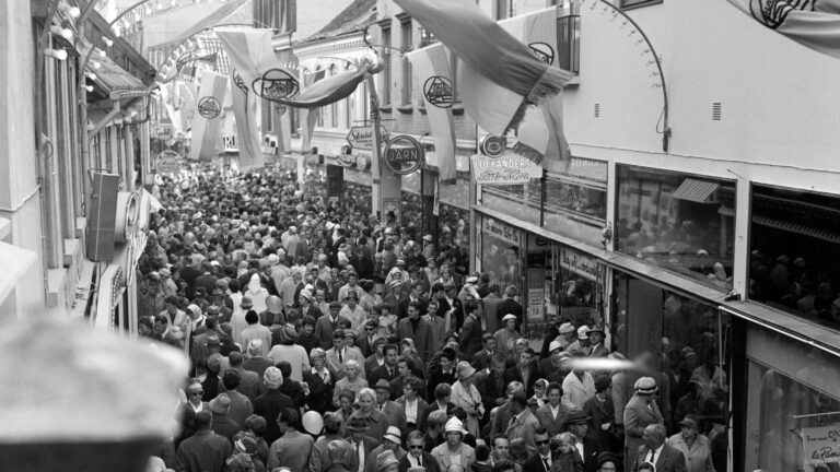En svartvit bild från Kullagatans invigning 1961.