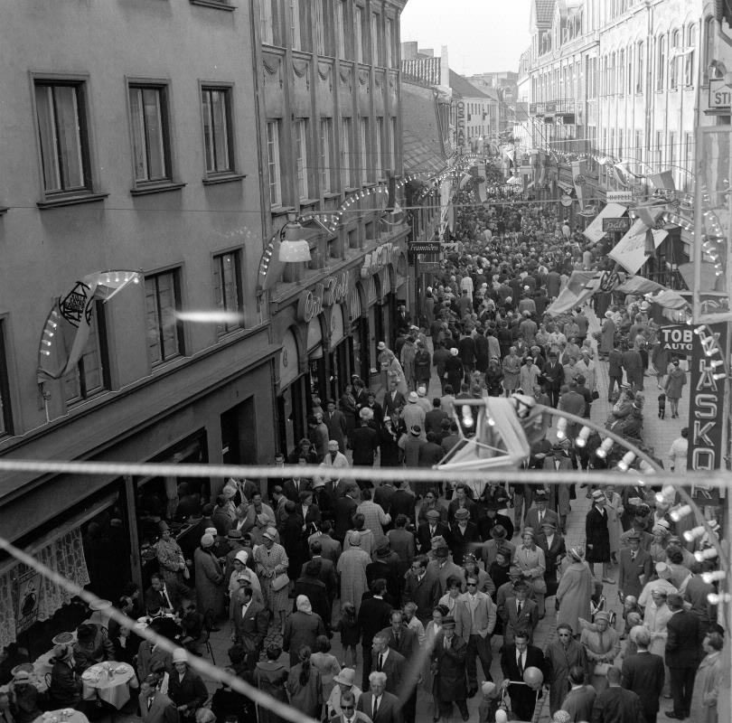 En svartvit bild på invigningen av Kullagatan 1961. En folkfylld gata.