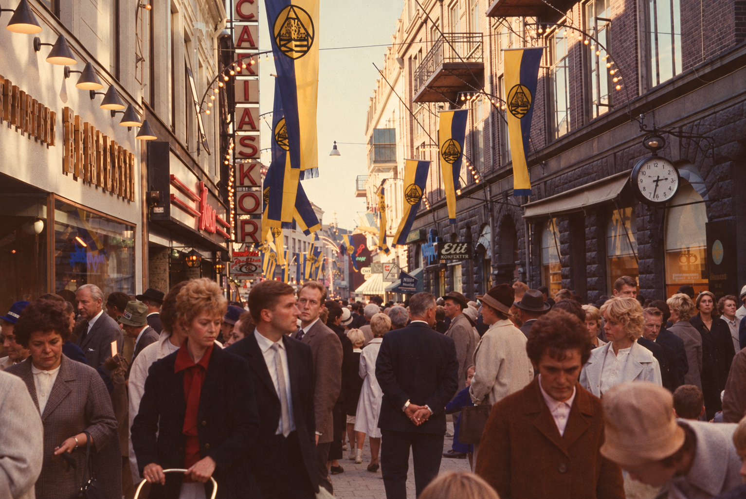 En bild på invigningen av Kullagatan 1961. Folk går längst med gatan.