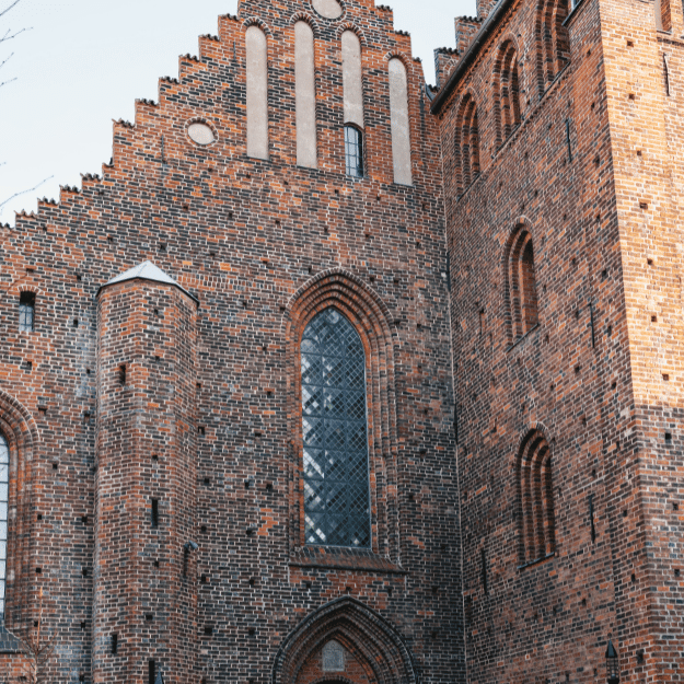 Tegelfasaden av S:ta Maria kyrka på Maria torg i Helsingborg.
