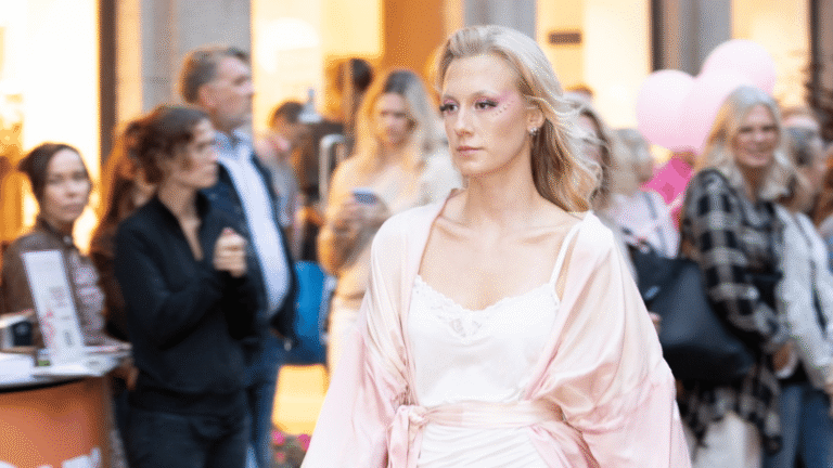En tjej som har rosa kläder på sig och går i en catwalk utomhus