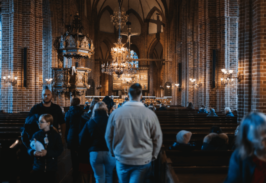 En kyrka med folk i.
